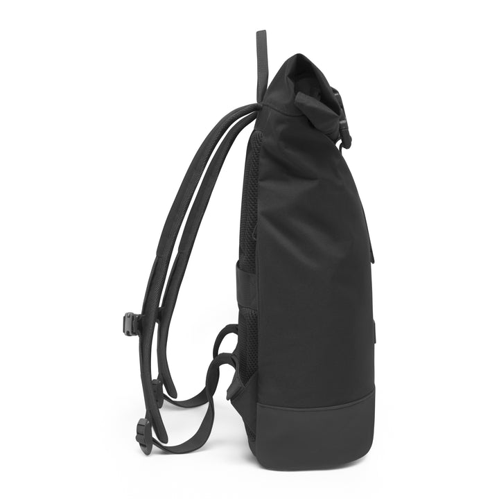 Schwarzer Rolltop Rucksack Janne Small von LARKSON in seitlicher Ansicht mit gepolsterten Schultergurten