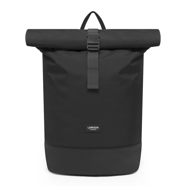 Schwarzer Rolltop Rucksack Janne von Larkson mit Schnallenverschluss und Logo vorne