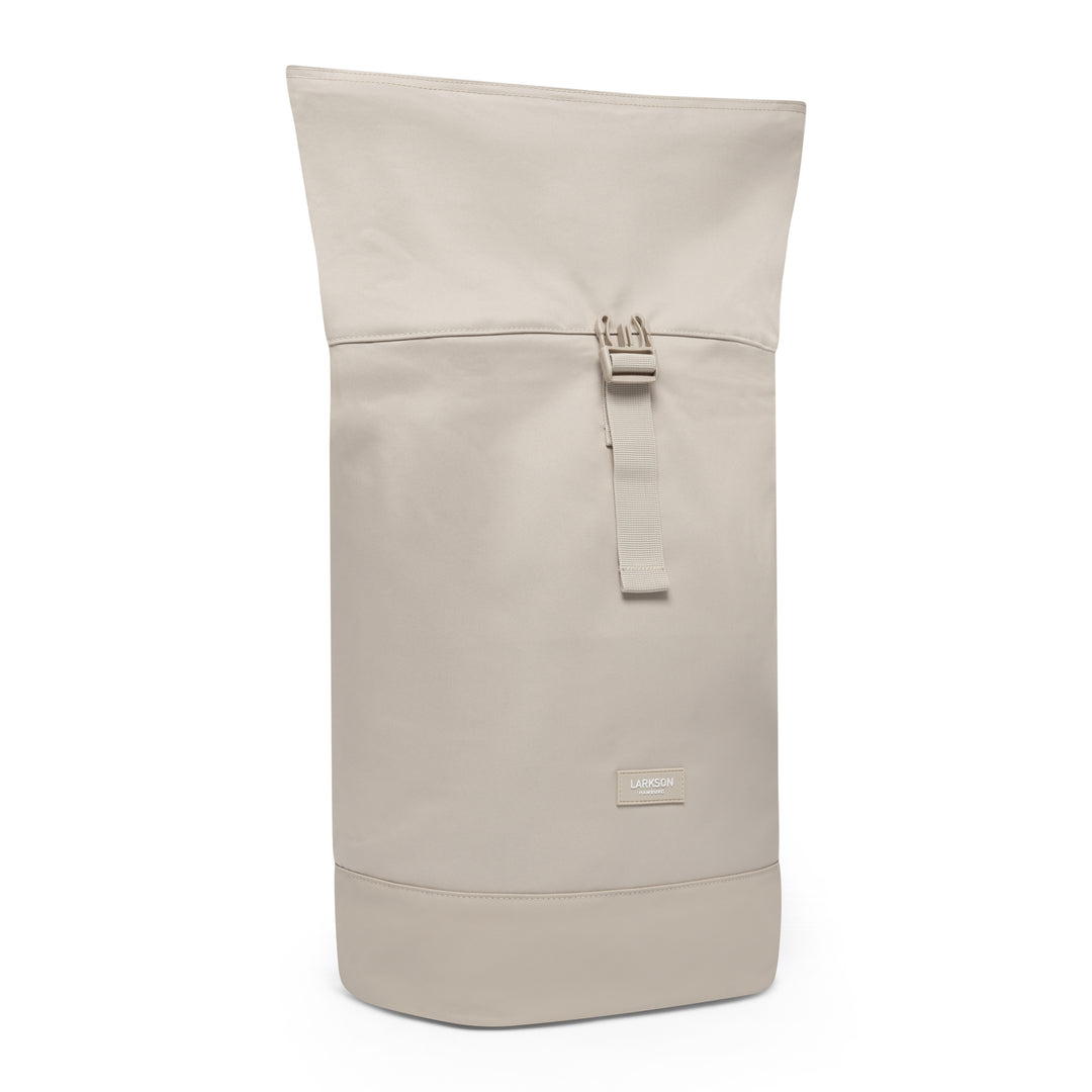 Beiger Rolltop-Rucksack Janne von LARKSON mit Schnallenverschluss und rechteckigem Logo