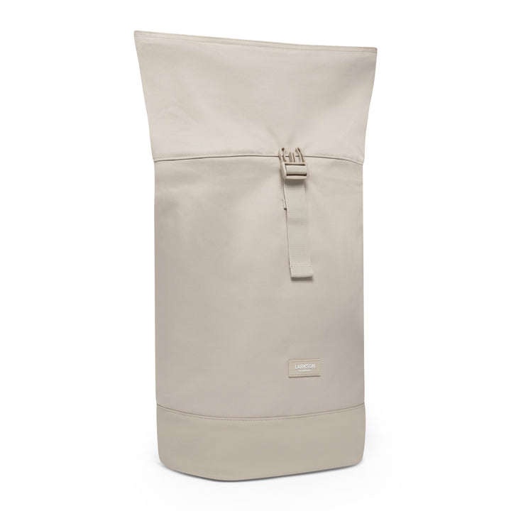 Beiger Rolltop-Rucksack Janne von LARKSON mit Schnallenverschluss und rechteckigem Logo