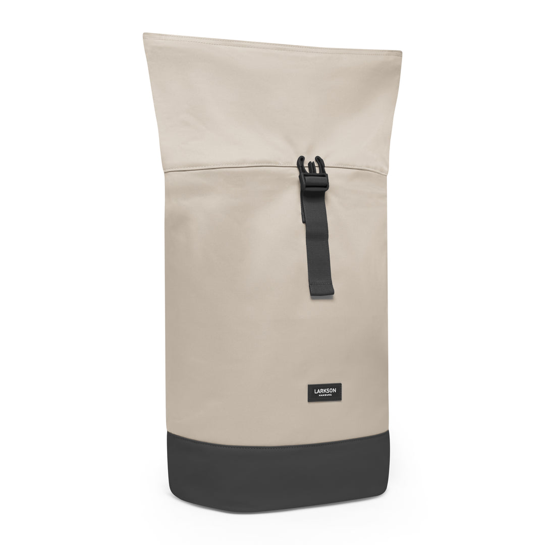 Beiger Rolltop Rucksack Janne von Larkson mit schwarzem Boden und frontalem Verschlussriemen