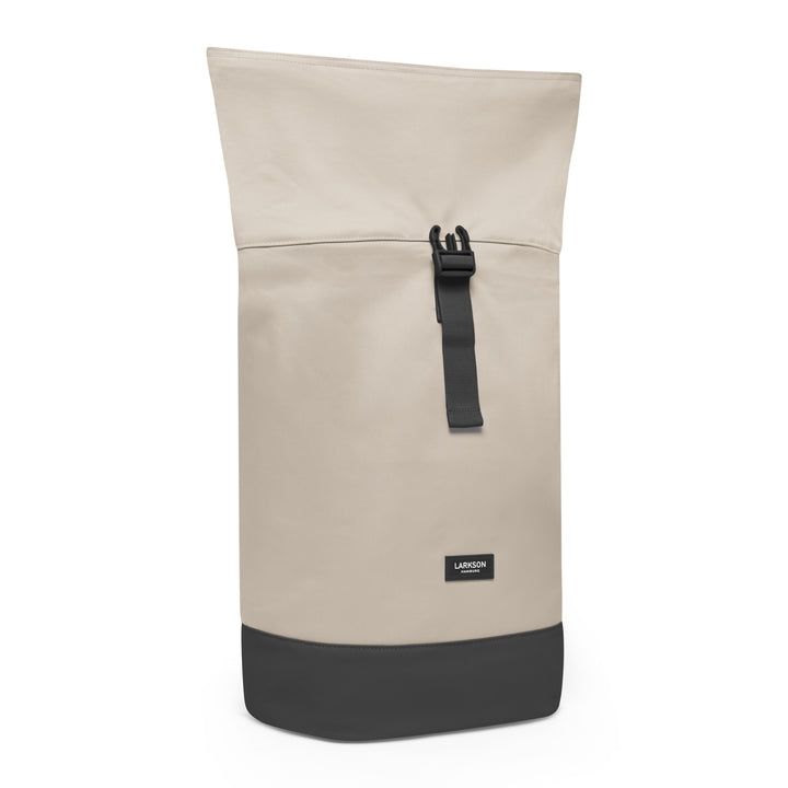Beiger Rolltop Rucksack Janne von Larkson mit schwarzem Boden und frontalem Verschlussriemen