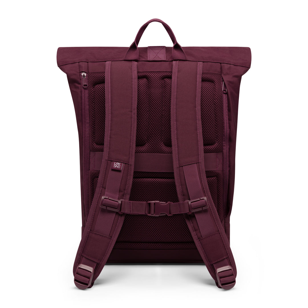 Rückansicht des burgunderroten Rolltop Rucksacks Janne mit gepolsterten Trägern und Rückenteil