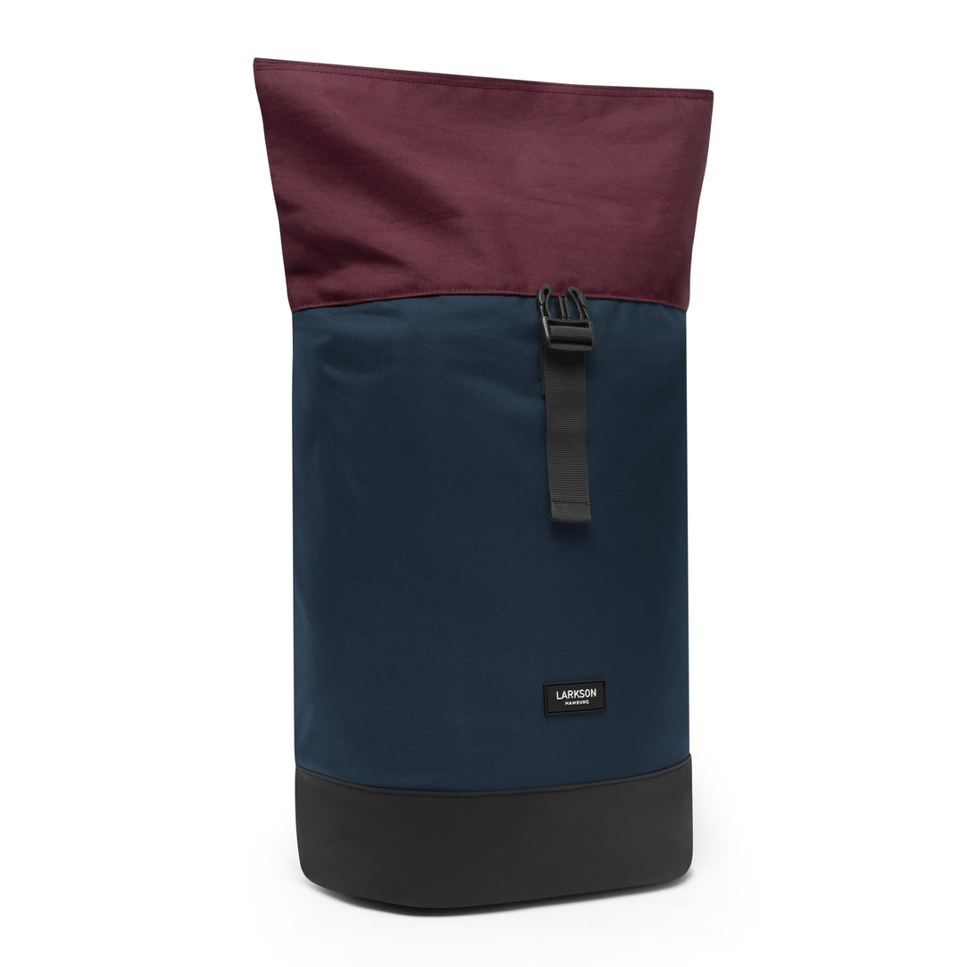Rolltop Rucksack Janne von LARKSON in Blau mit bordeauxrotem oberen Teil und schwarzem Boden