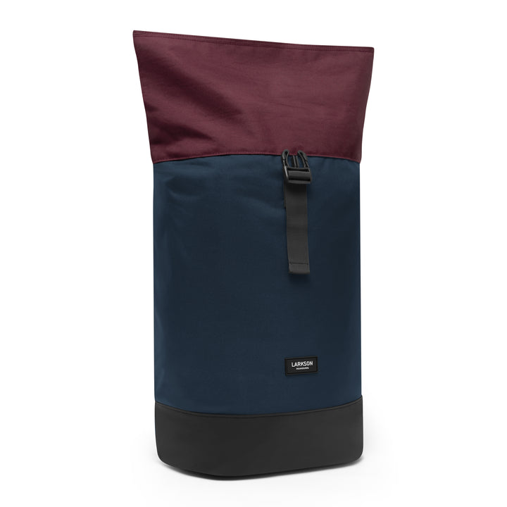 Rolltop Rucksack Janne von LARKSON in Blau mit bordeauxrotem oberen Teil und schwarzem Boden