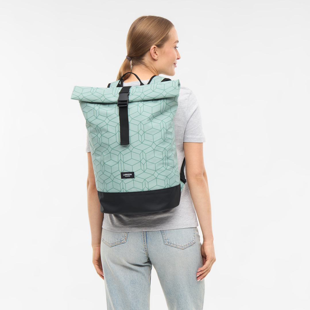 Frau mit Rolltop Rucksack Janne von Larkson in Mintgrün mit geometrischem Muster und schwarzem Boden