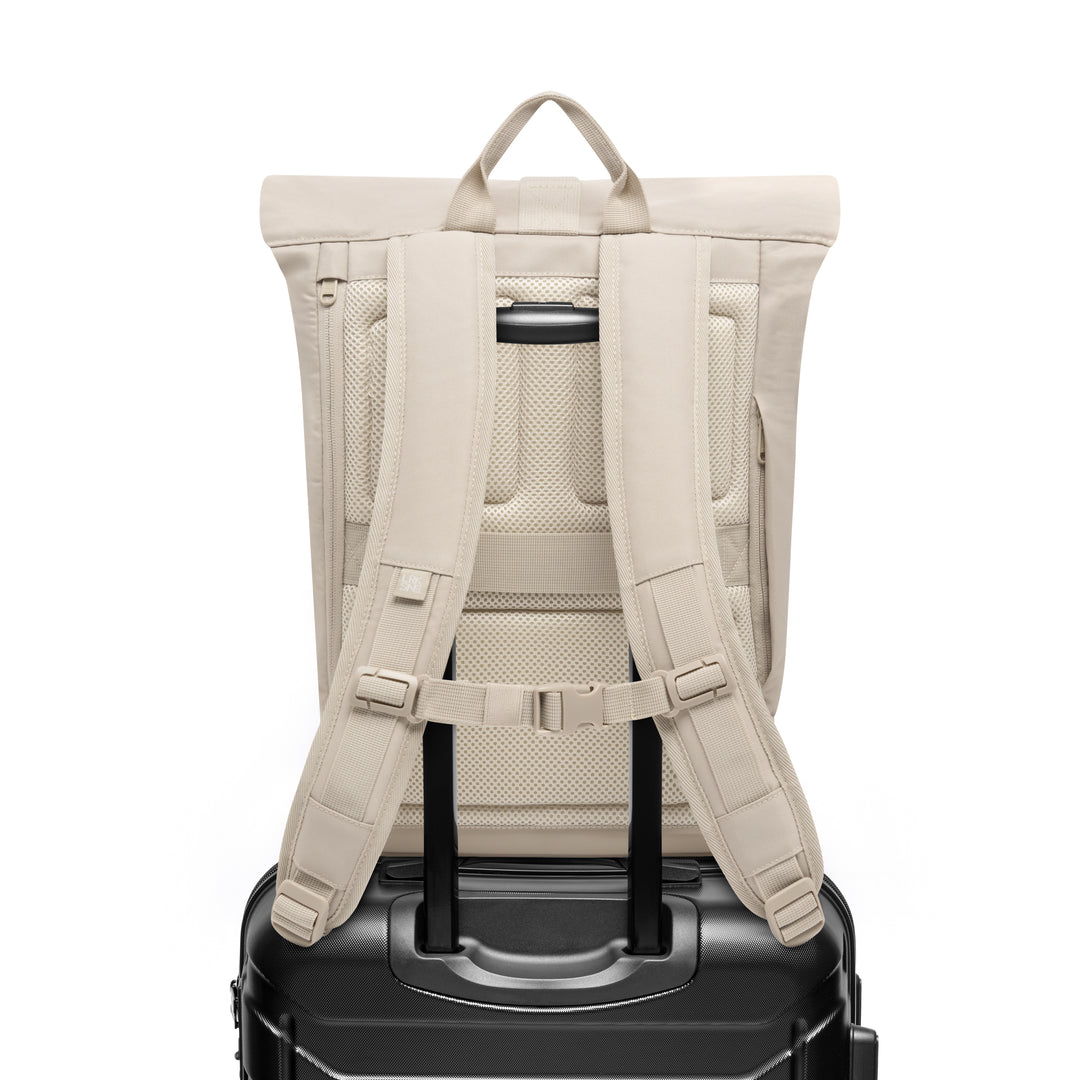 Sandfarbener Rolltop Rucksack Janne Small mit gepolsterten Trägern auf schwarzem Trolleygriff
