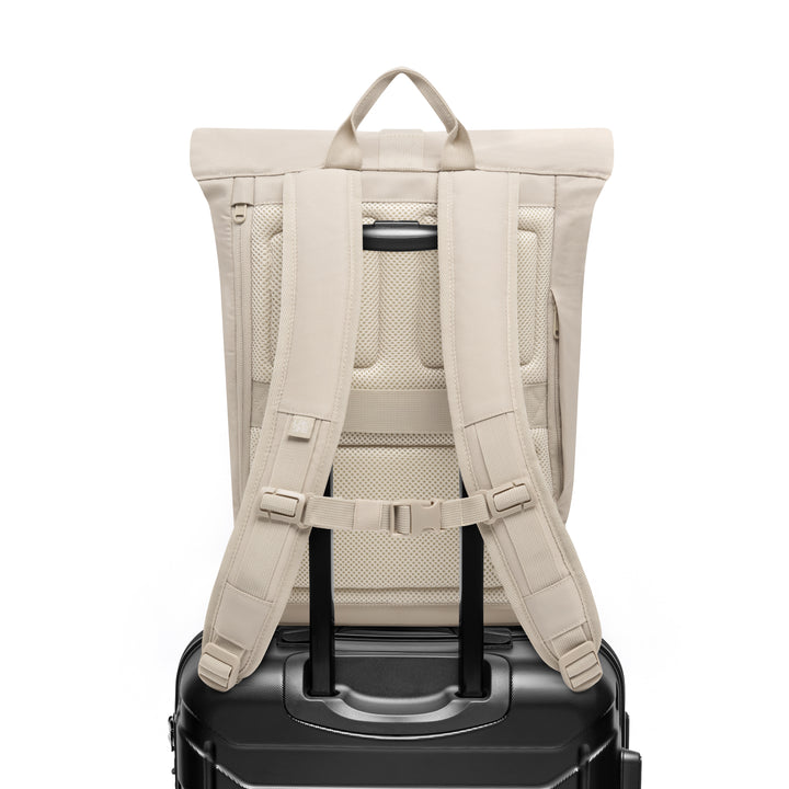 Sandfarbener Rolltop Rucksack Janne Small mit gepolsterten Trägern auf schwarzem Trolleygriff