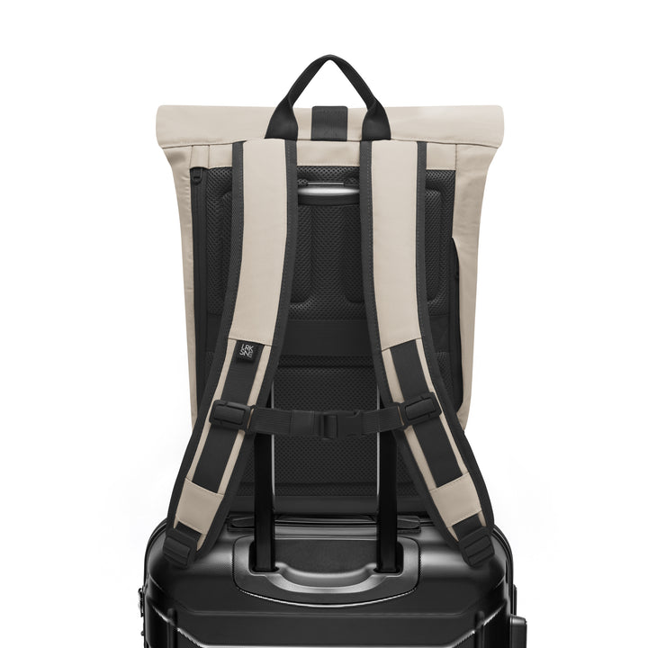 Sandgrauer Rolltop-Rucksack Janne Small von LARKSON auf schwarzem Koffer mit verstellbaren gepolsterten Trägern