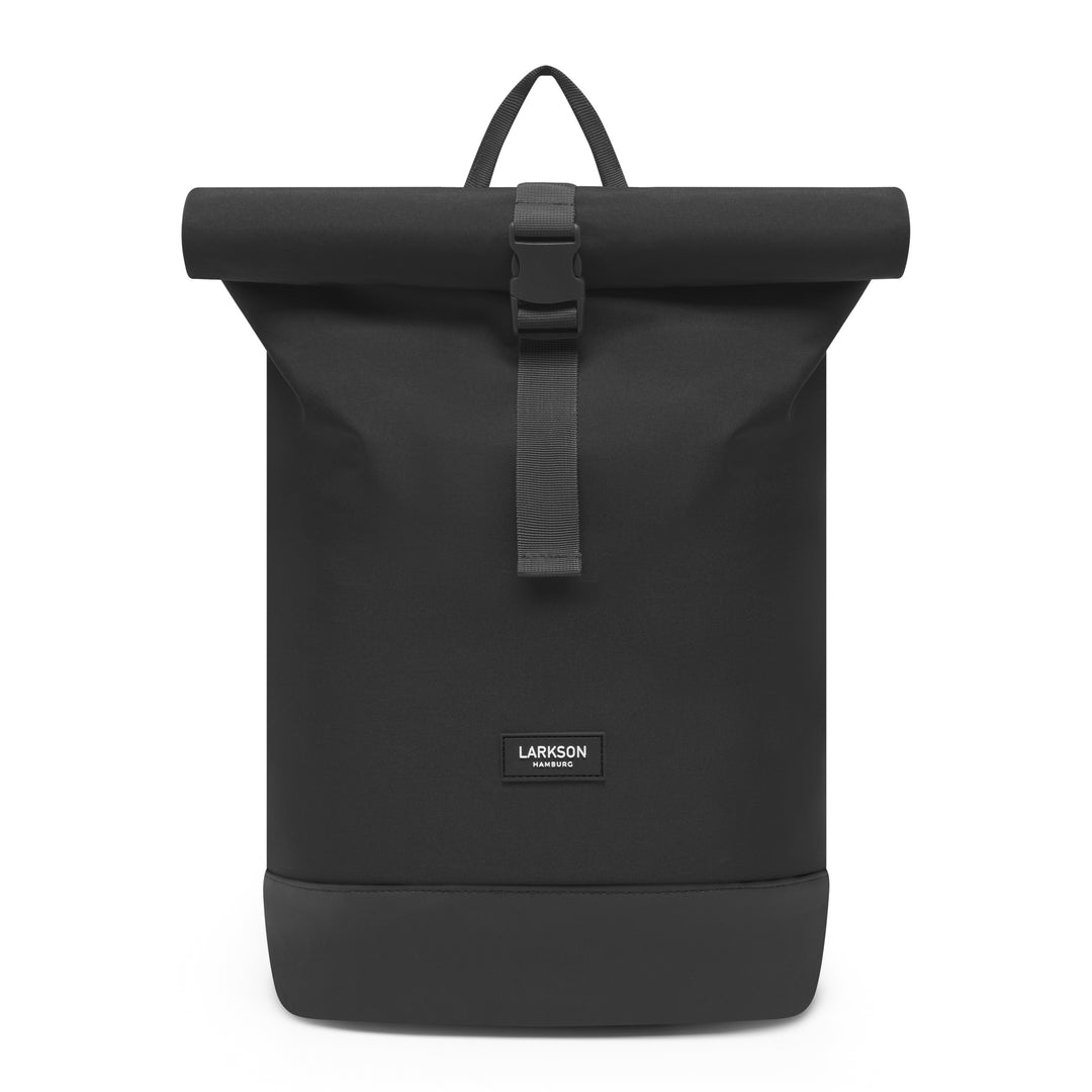 Schwarzer Rolltop-Rucksack Janne Small von Larkson mit Verschlussriemen und Logo