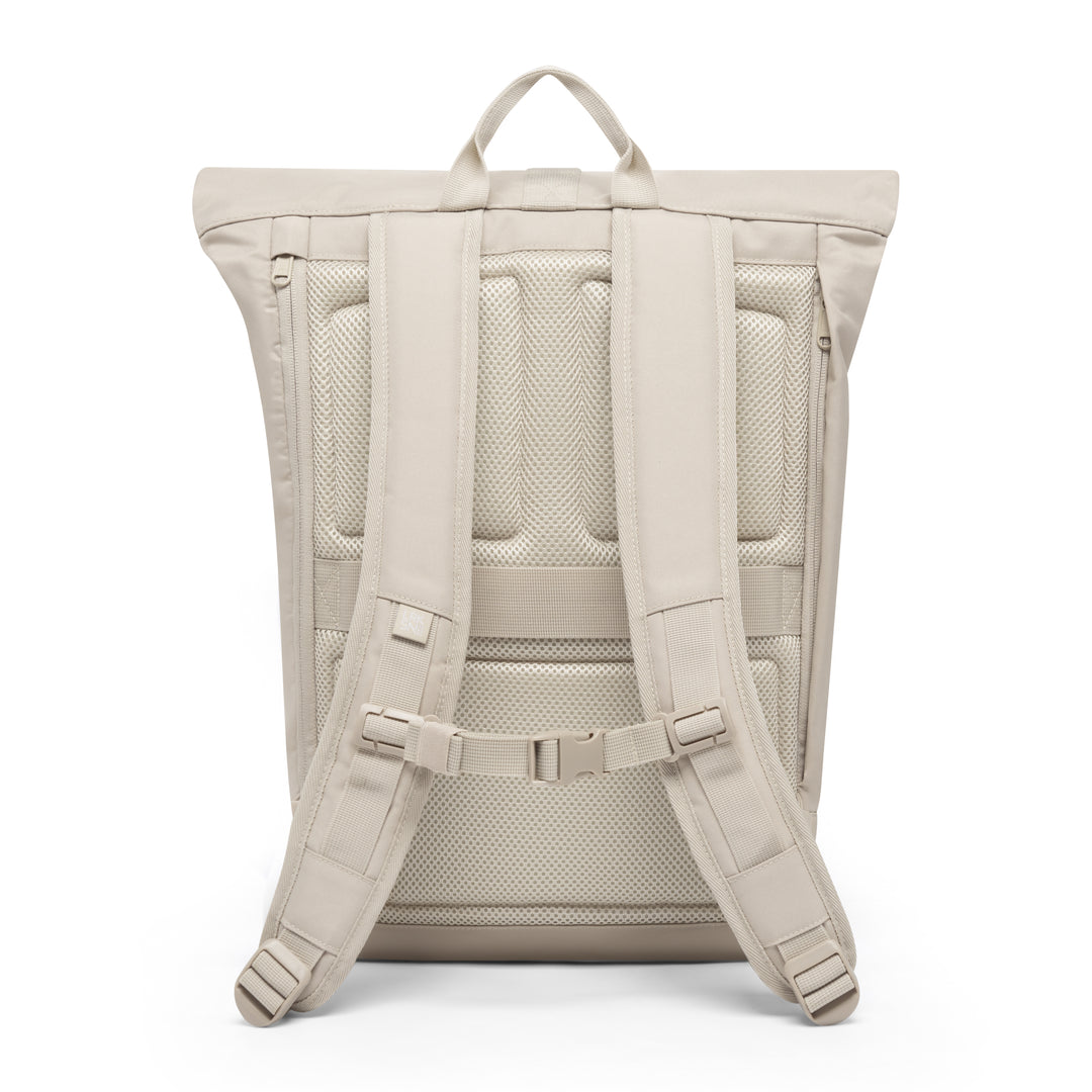 Rolltop Rucksack Janne von LARKSON in hellbeige, Rückseite mit gepolsterten Schultergurten und Mesh-Rückenpolster