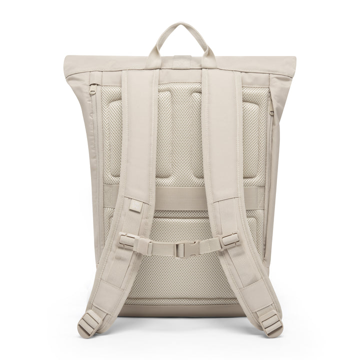Rolltop Rucksack Janne von LARKSON in hellbeige, Rückseite mit gepolsterten Schultergurten und Mesh-Rückenpolster