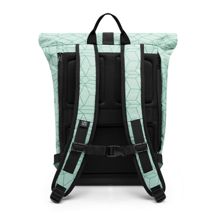 Rückseite des hellgrünen LARKSON Rolltop-Rucksacks Janne mit geometrischem Muster, gepolsterten Schultergurten und Rückenbereich