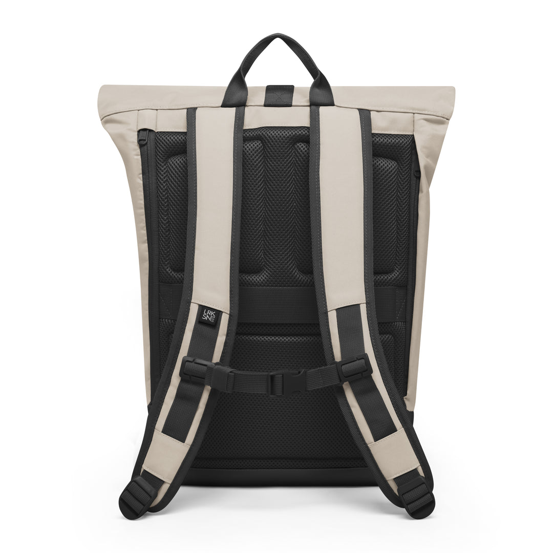 Rückenansicht des LARKSON Rolltop Rucksack Janne in beige mit gepolsterten Trägern und atmungsaktivem Rückenpanel