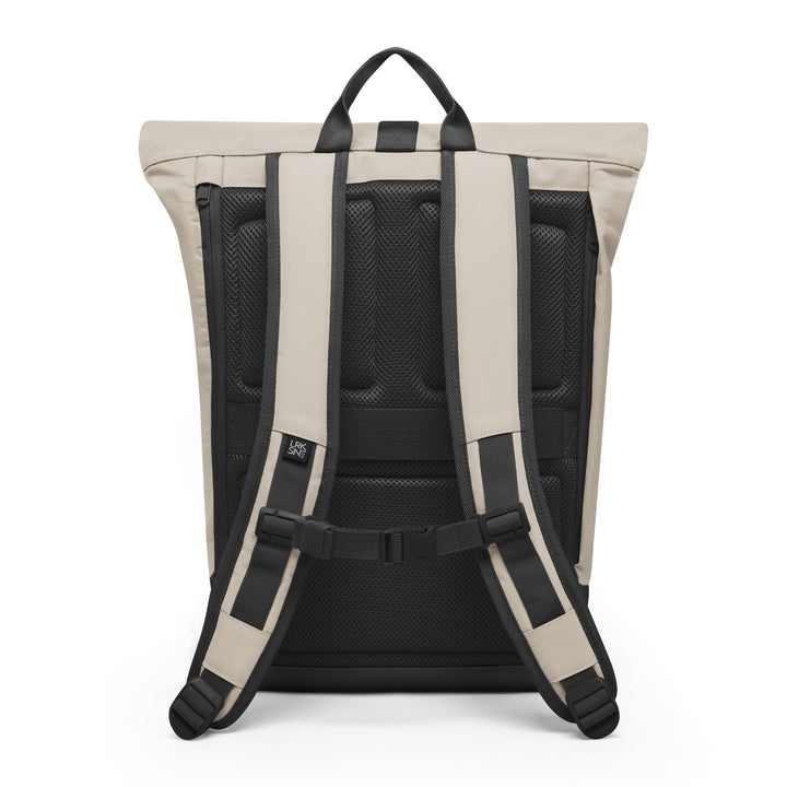 Rückenansicht des LARKSON Rolltop Rucksack Janne in beige mit gepolsterten Trägern und atmungsaktivem Rückenpanel