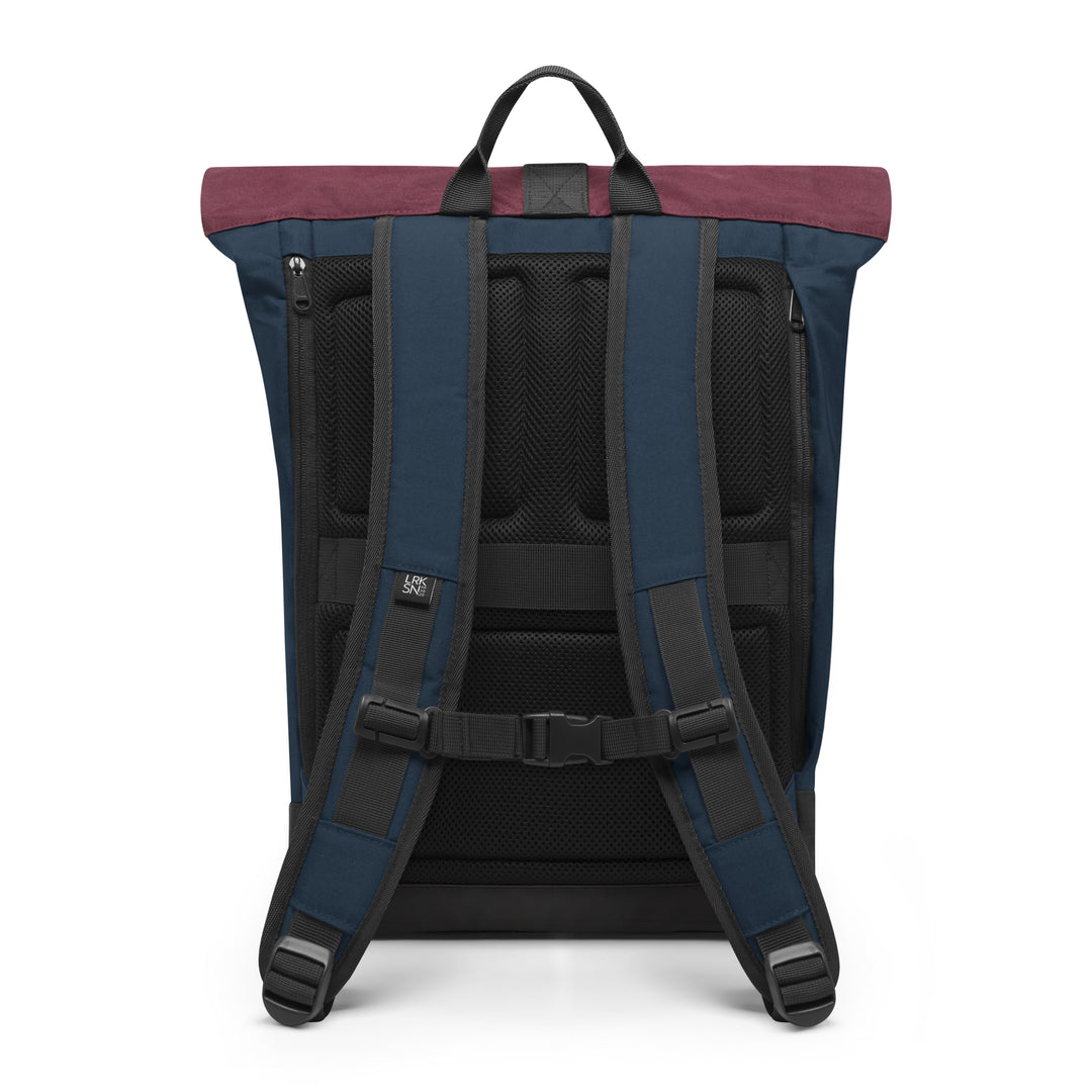 Rolltop Rucksack Janne von LARKSON in Blau mit Bordeauxrotem Rolldeckel, Rückansicht mit gepolsterten Trägern