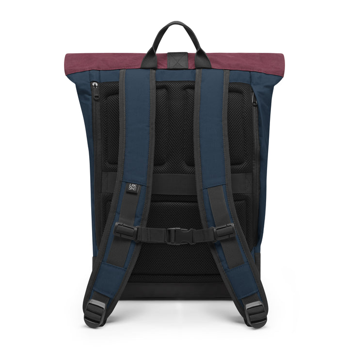 Rolltop Rucksack Janne von LARKSON in Blau mit Bordeauxrotem Rolldeckel, Rückansicht mit gepolsterten Trägern