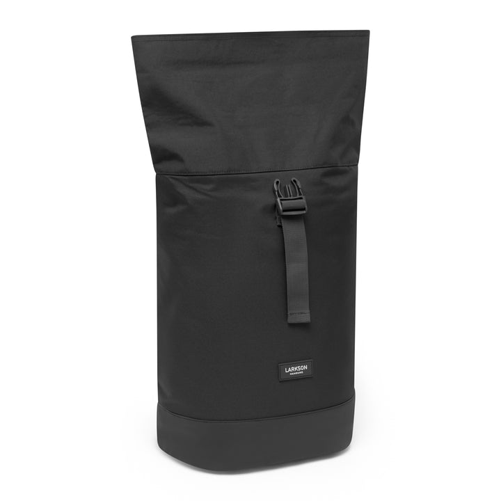 Schwarzer Rolltop Rucksack Janne Small von LARKSON mit Verschlussriemen und Logo vorne