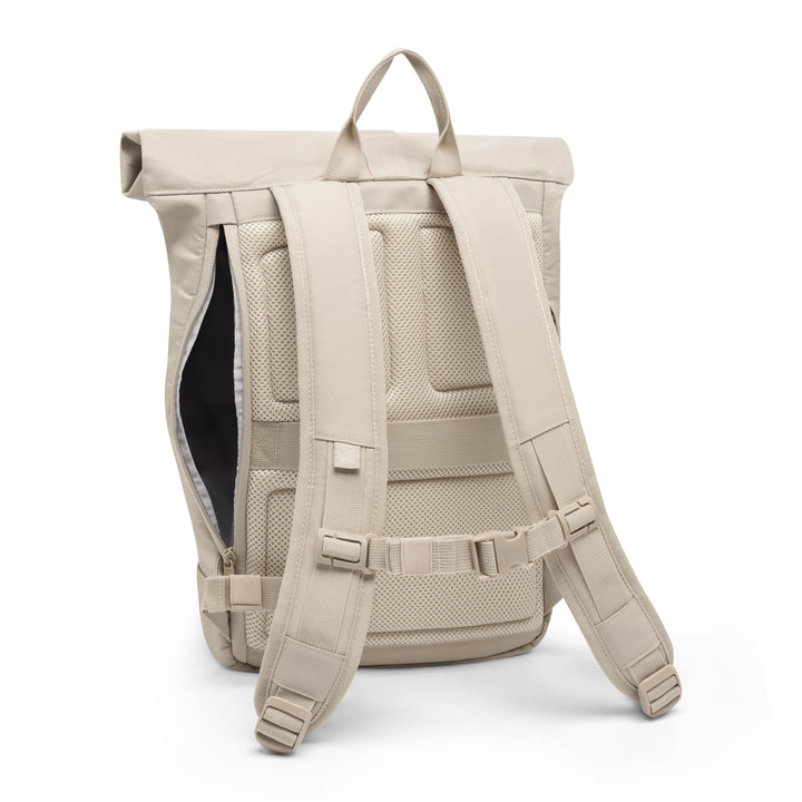 LARKSON Rolltop Rucksack Janne Small in hellem Beige, Rückseite mit gepolsterten Schultergurten und Rückenpolster