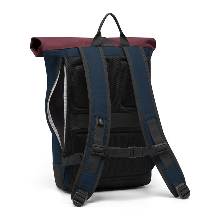 Rolltop Rucksack Janne Small von LARKSON in Blau mit rot-braunem Rollverschluss, gepolsterten Rücken- und Schultergurten