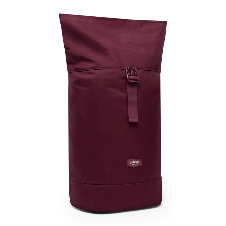 Rolltop Rucksack Janne von LARKSON in dunklem Beerenrot mit Schnallenverschluss