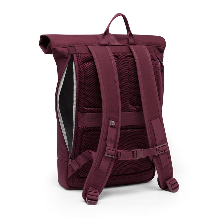 Rolltop Rucksack Janne von LARKSON in Beerenton mit gepolsterten Rücken- und Trägergurten