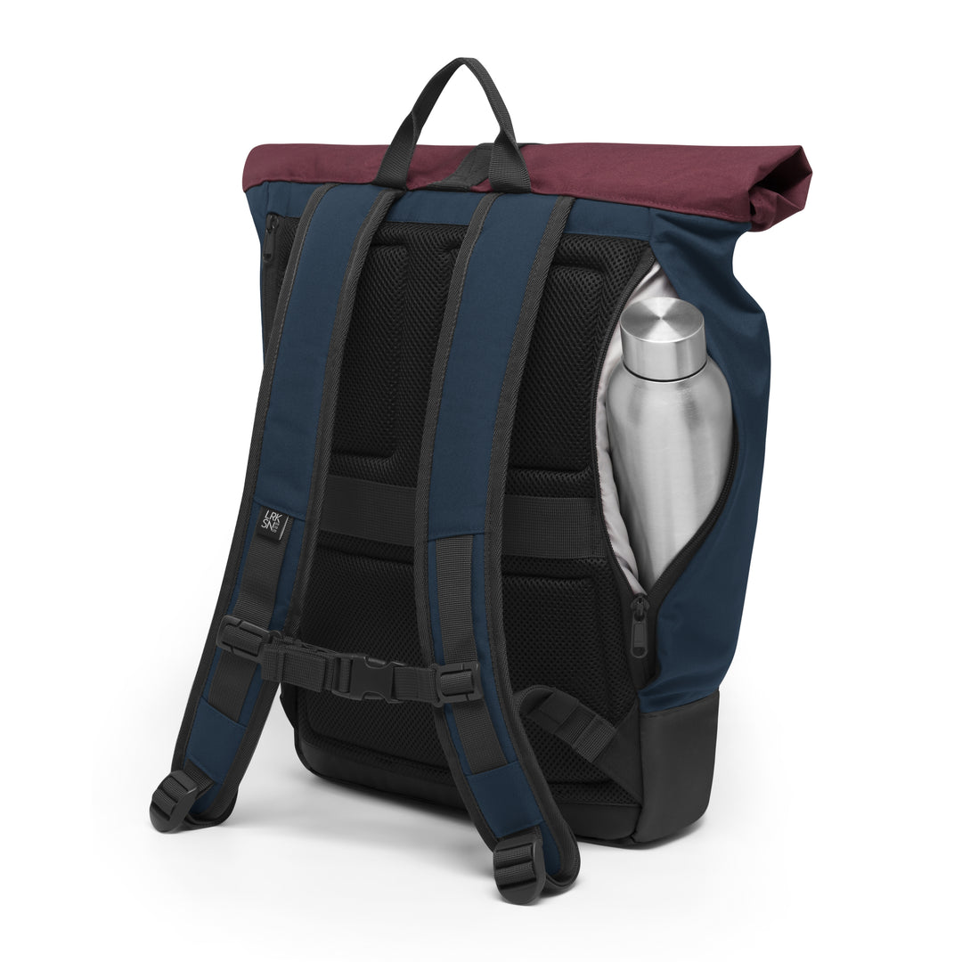 Rolltop Rucksack Janne von LARKSON in Blau und Beerenton mit Rückentasche, wasserabweisendem Material und Wasserflasche