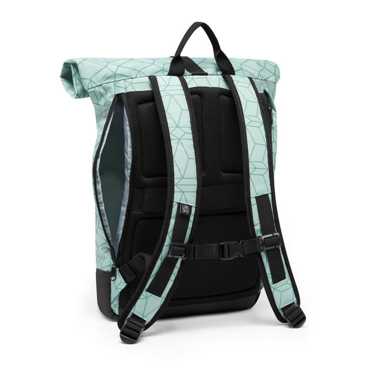 Rolltop Rucksack Janne von Larkson in mint mit geometrischem Muster, gepolsterte Rückenseite und schwarze Trageriemen
