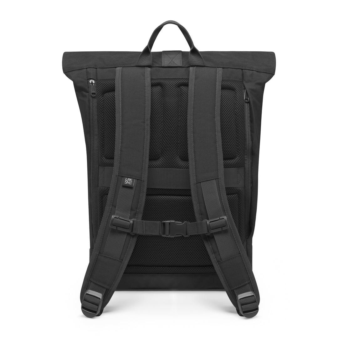 Schwarzer Rolltop Rucksack Janne mit gepolsterten Rücken- und Schultergurten, Brustgurt und Trageschlaufe von LARKSON