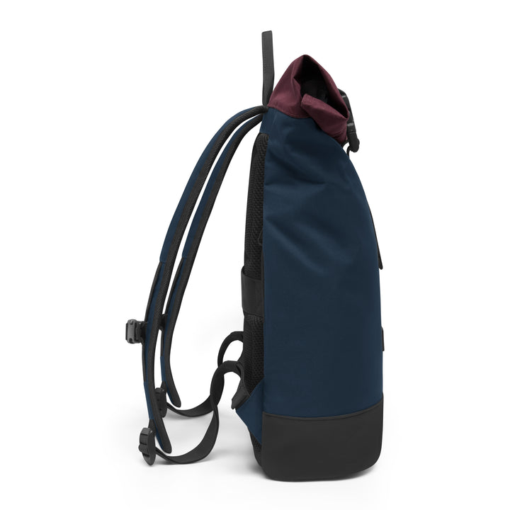 Rolltop Rucksack Janne Small in Blau mit beerfarbenem Oberteil und schwarzem Boden, Seitenansicht
