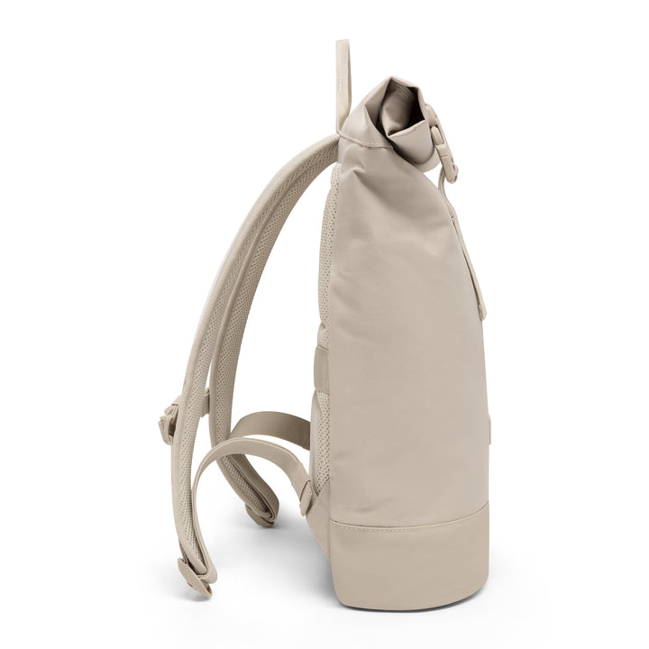 Rolltop Rucksack Janne Small in Sandfarbe, seitliche Ansicht mit gepolsterten Schultergurten