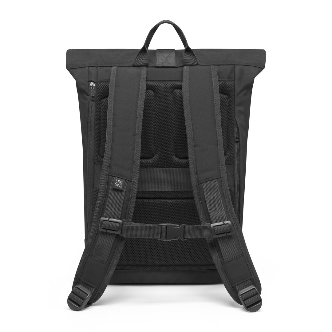 Schwarzer Rolltop Rucksack Janne Small von hinten mit gepolstertem Rückenbereich und verstellbaren Schultergurten