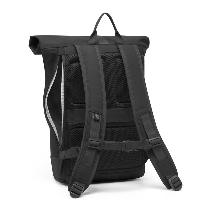 Schwarzer Rolltop Rucksack Janne Small von Larkson mit gepolsterten Rücken- und Schultergurten und Brustgurt