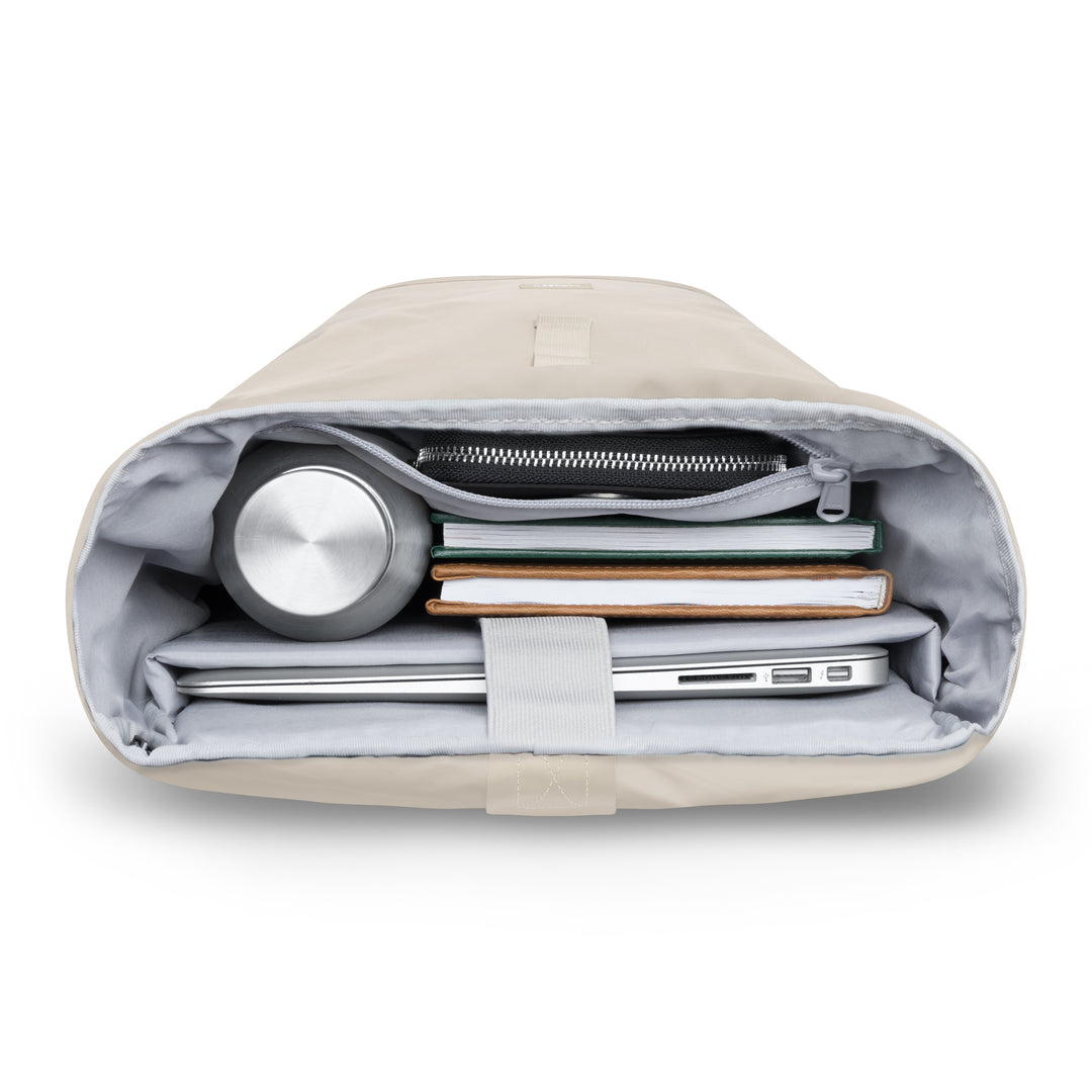 Beige Rolltop Rucksack Janne Small von LARKSON mit Laptop, Wasserflasche, Notizbüchern und einer Reißverschlusstasche innen