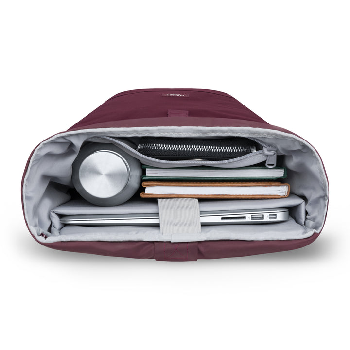 Rolltop Rucksack Janne Small in Bordeaux mit Laptop, Notizbüchern, Wasserflasche und Reißverschlussfach