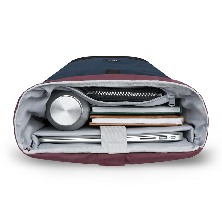 Rolltop Rucksack Janne Small mit Laptopfach, zwei Notizbüchern, einer Trinkflasche und einer Tasche mit Reißverschluss innen