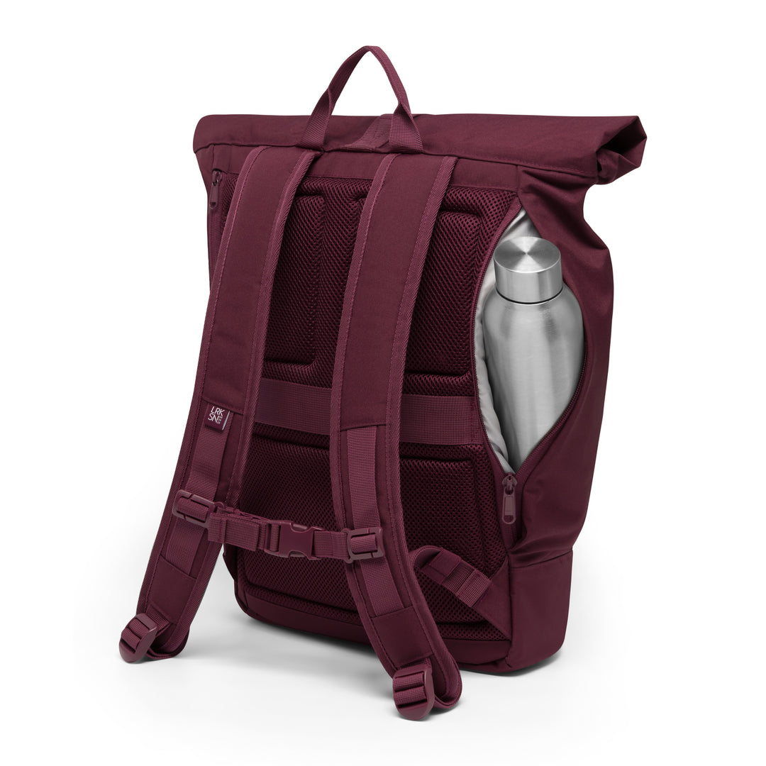 Rolltop Rucksack Janne in beeriger Farbe mit gepolstertem Rücken und seitlichem Reißverschlussfach mit Edelstahlflasche