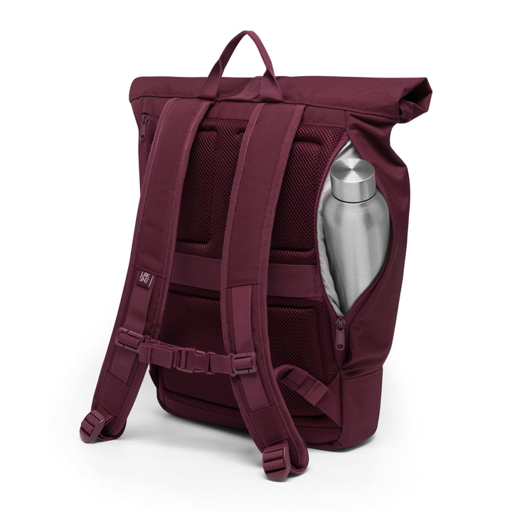 Rolltop Rucksack Janne in beeriger Farbe mit gepolstertem Rücken und seitlichem Reißverschlussfach mit Edelstahlflasche