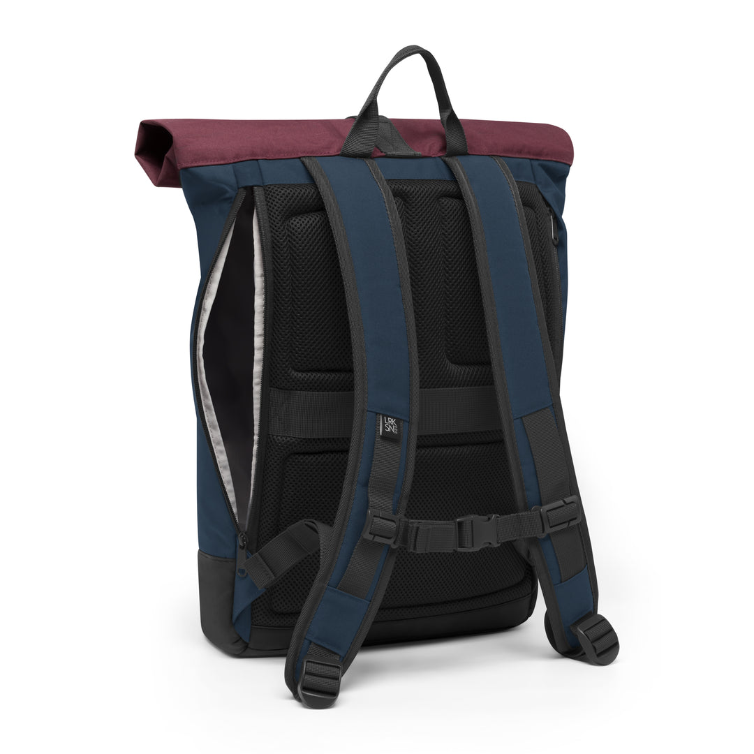Rolltop Rucksack Janne von LARKSON in Blau mit bordeauxrotem Rollverschluss, gepolstertem Rücken und verstellbaren Schultergurten