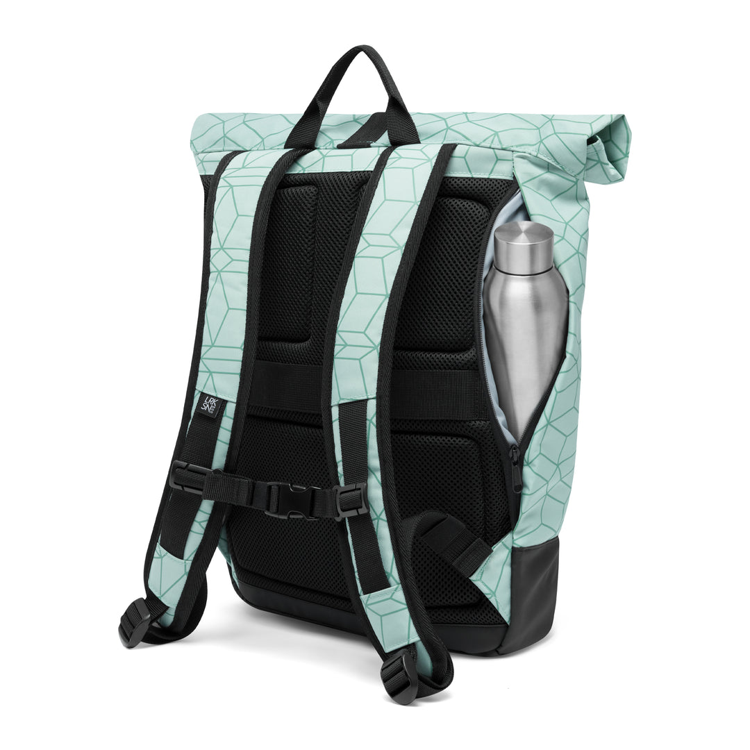 Rolltop Rucksack Janne in mint mit geometrischem Muster, Rückseite mit gepolsterten Trägern und seitlicher Flaschenhalter mit silberner Trinkflasche