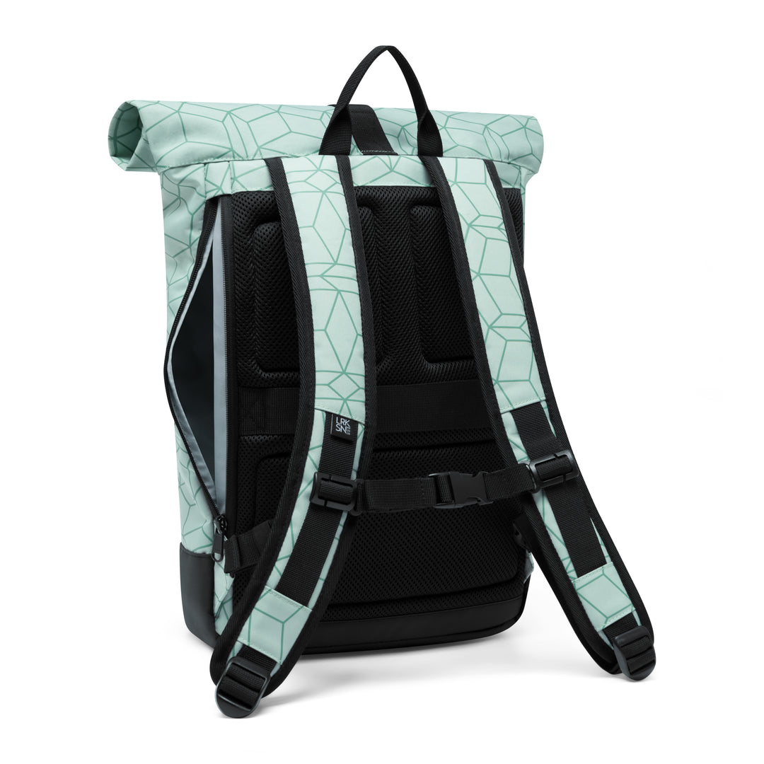 Rolltop Rucksack Janne Small von LARKSON in Mint mit geometrischem Muster, gepolsterte Rückseite und verstellbare Schultergurte