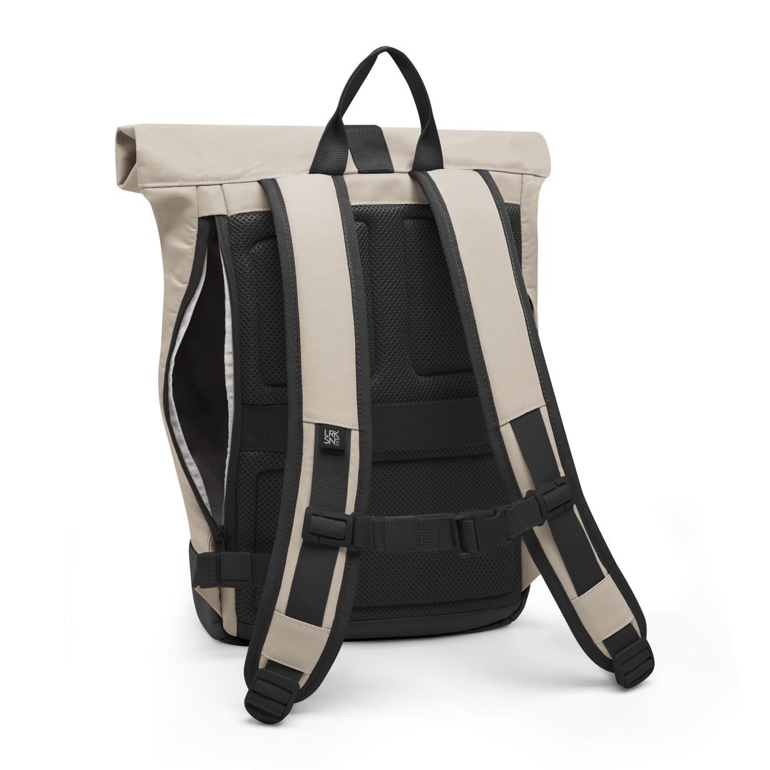 Rückansicht Rolltop Rucksack Janne Small in Beige mit gepolsterten, verstellbaren Schulterriemen und schwarzem Rückenpolster