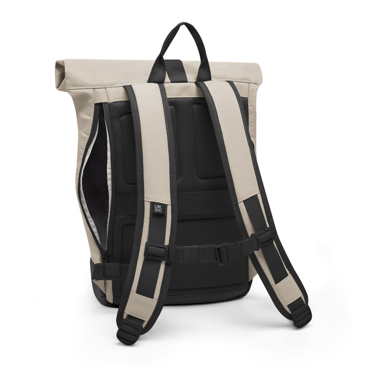 Rückansicht Rolltop Rucksack Janne Small in Beige mit gepolsterten, verstellbaren Schulterriemen und schwarzem Rückenpolster