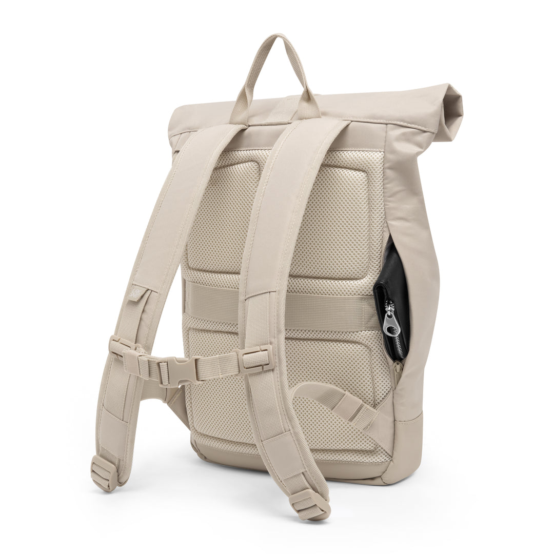 Rolltop Rucksack Janne Small in Sand mit gepolstertem Rücken und Brustgurt