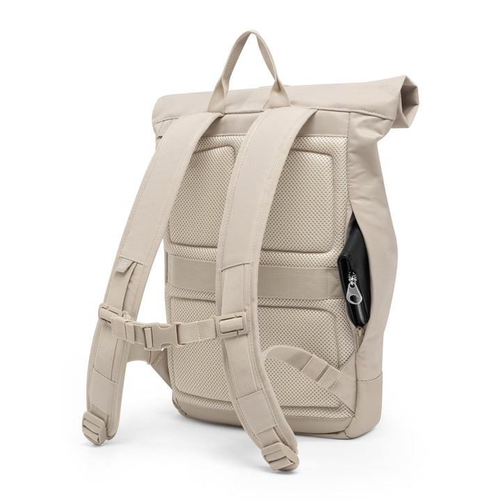 Rolltop Rucksack Janne Small in Sand mit gepolstertem Rücken und Brustgurt