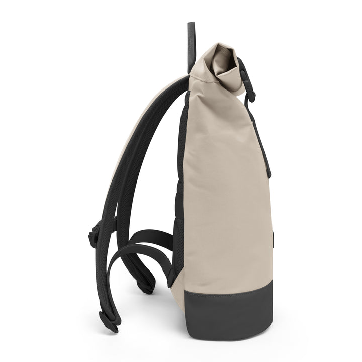 Rolltop Rucksack Janne Small in Sandgrau mit schwarzem Boden, seitliche Ansicht