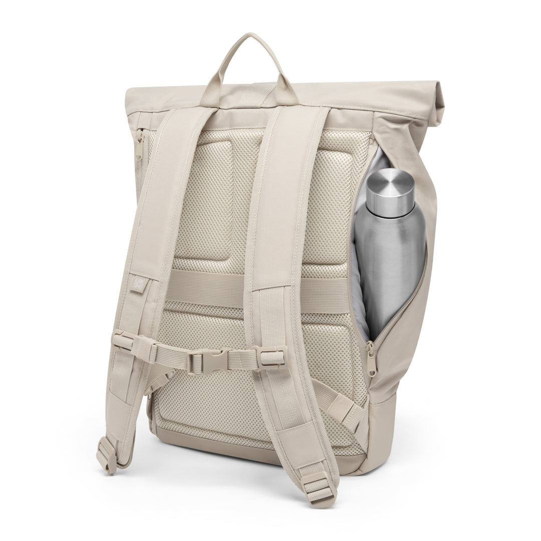 Sandfarbener Rolltop Rucksack Janne von LARKSON mit gepolstertem Rücken und seitlichem Reißverschlussfach mit Edelstahlflasche