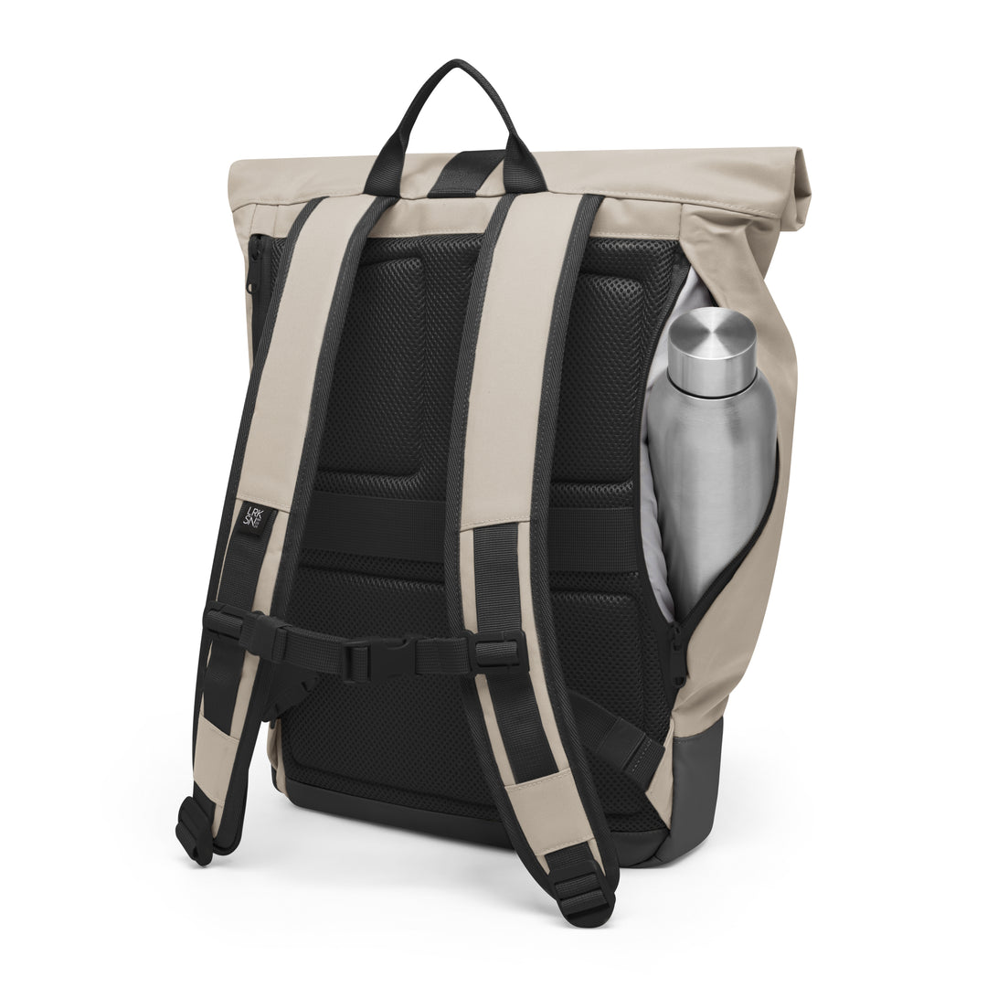 Sand- und grau-farbener Rolltop Rucksack Janne von LARKSON mit gepolsterten schwarzen Rücken- und Schultergurten und Wasserflasche in seitlicher Außentasche