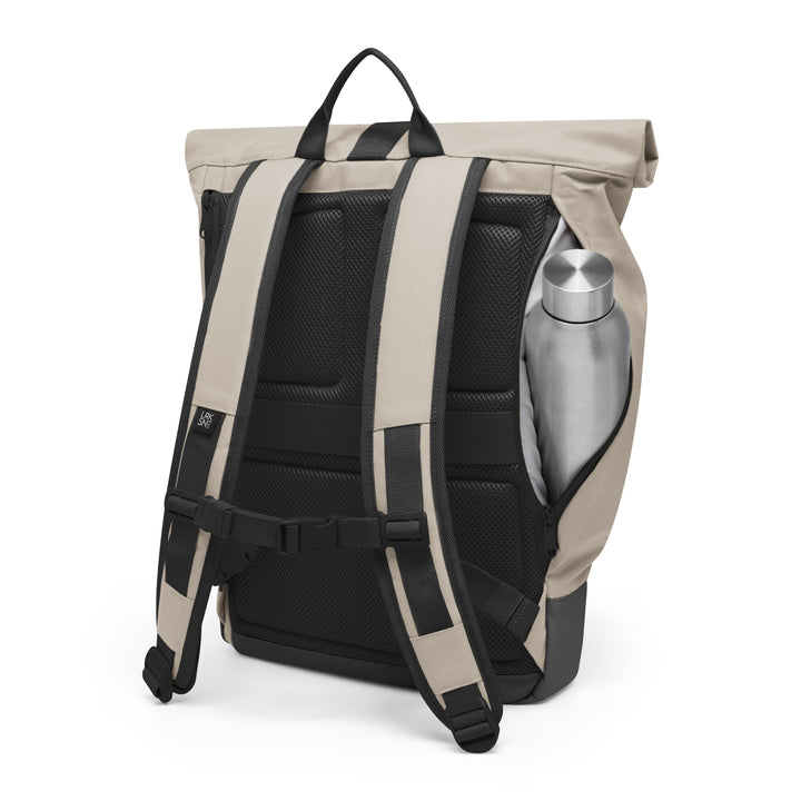 Sand- und grau-farbener Rolltop Rucksack Janne von LARKSON mit gepolsterten schwarzen Rücken- und Schultergurten und Wasserflasche in seitlicher Außentasche
