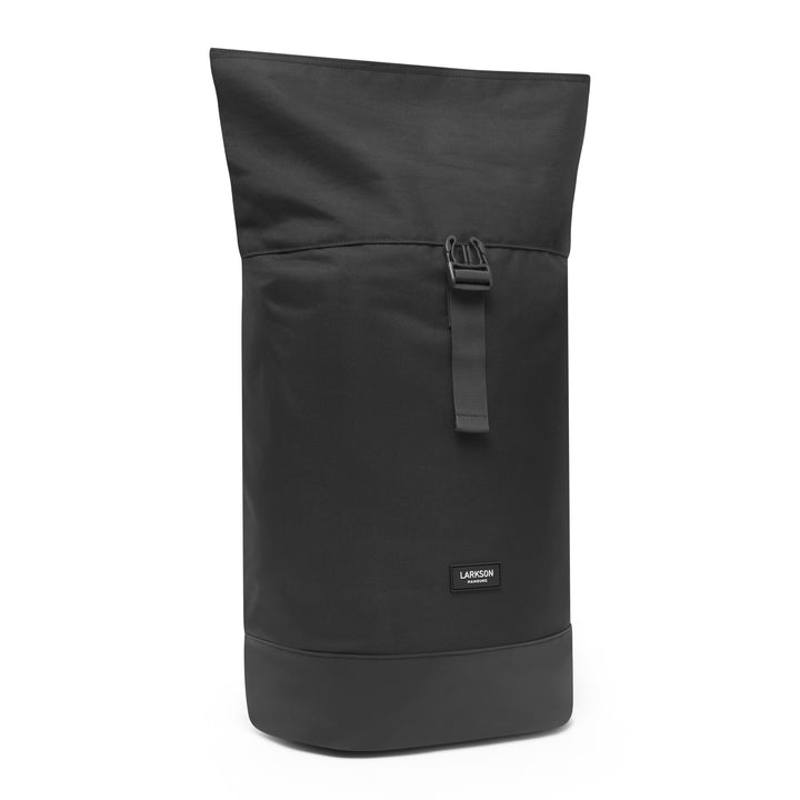 Schwarzer LARKSON Rolltop-Rucksack Janne mit Schnallenverschluss und Logoaufnäher